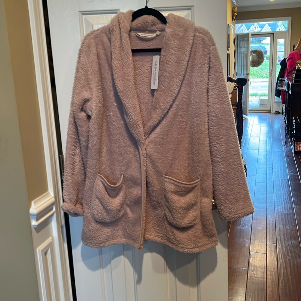 Soft jacket with pockets. 33” long.  Really soft fabric. It’s stylus and soft
